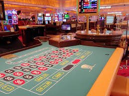 dewa77 login app showing Wolf Gold player chat and live dealer during a blackjack hand